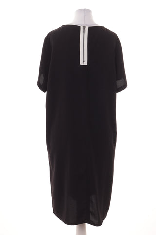Schwarzes Kleid