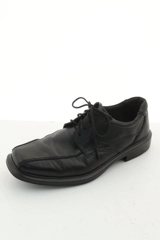 Schwarze Lederschuhe