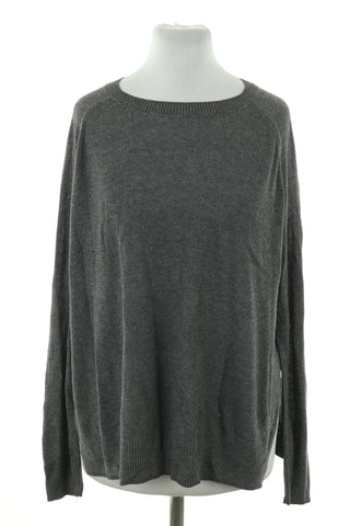 Grauer Pullover