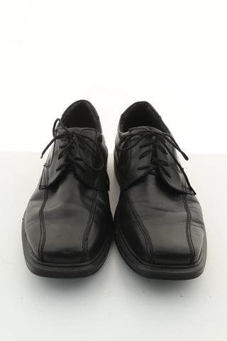 Schwarze Lederschuhe