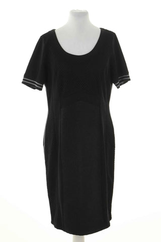 Schwarzes Kleid