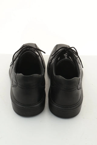 Schwarze Lederschuhe