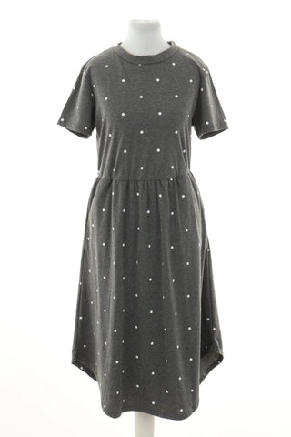 Graues Kleid mit Punkten