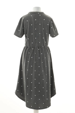 Graues Kleid mit Punkten