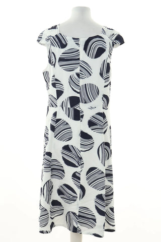 Weißes Kleid mit Muster