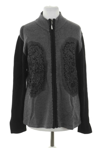 Grau-schwarzer Pullover