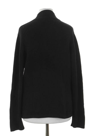 Grau-schwarzer Pullover