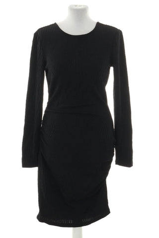 Schwarzes glänzendes Kleid