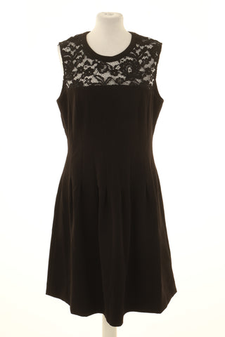Schwarzes Kleid