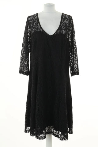 Schwarzes Spitzenkleid