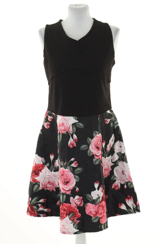 Schwarzes Kleid Blumen