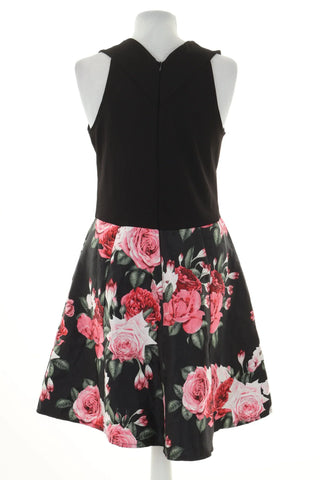 Schwarzes Kleid Blumen