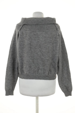 Grauer Pullover