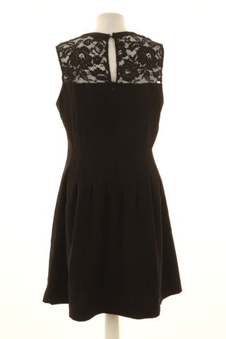 Schwarzes Kleid