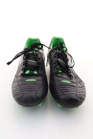 Schwarze Fußballschuhe