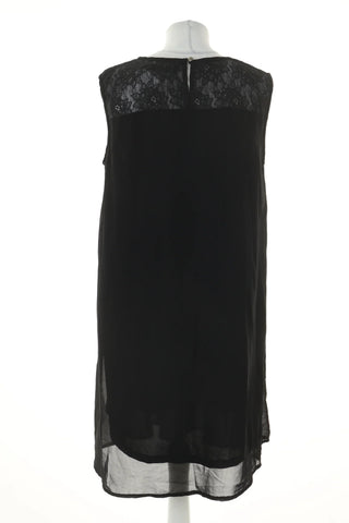 Schwarzes Kleid