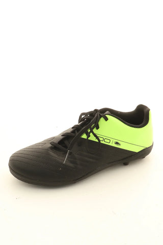 Schwarz-grüne Fußballschuhe