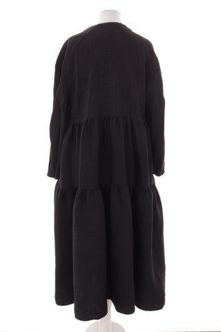 Schwarzes Kleid