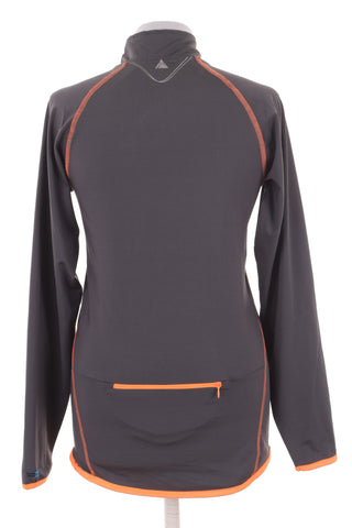 Grauer Pullover