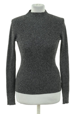Grauer Pullover