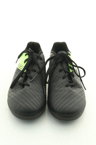 Schwarz-grüne Fußballschuhe