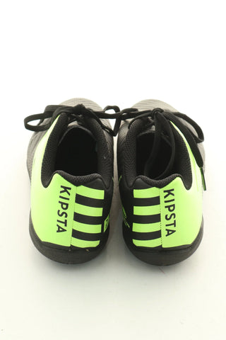 Schwarz-grüne Fußballschuhe