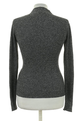 Grauer Pullover