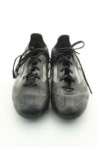 Schwarze Fußballschuhe