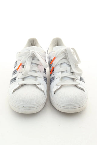 Weiße Lederschuhe