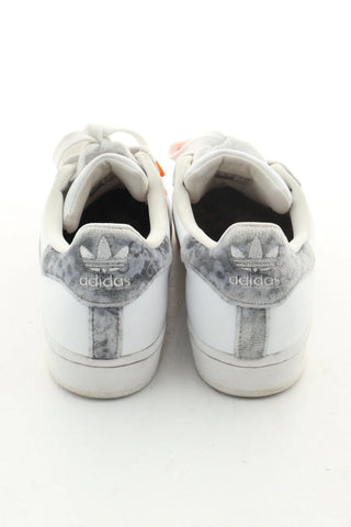 Weiße Lederschuhe
