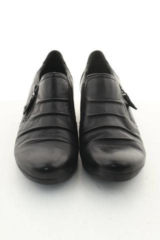 Schwarze Lederschuhe