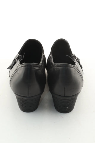Schwarze Lederschuhe