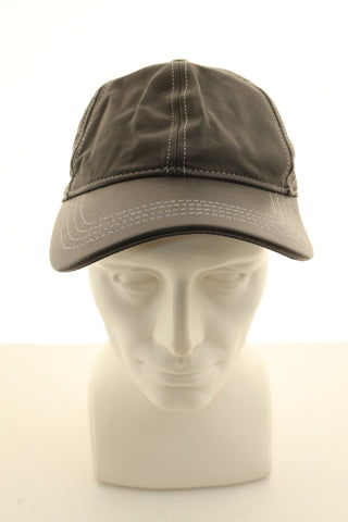 Schwarze Mütze aus Kunstleder