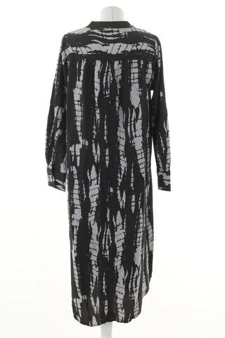 Schwarzes Kleid mit Muster