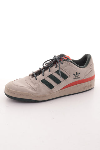 Beigefarbene Schuhe