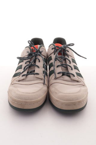 Beigefarbene Schuhe