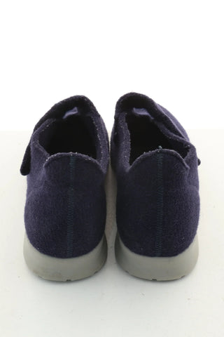 Dunkelblaue Filzschuhe