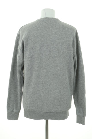 Grauer Pullover