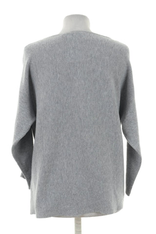 Grauer Pullover