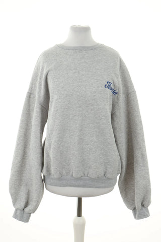 Grauer Pullover