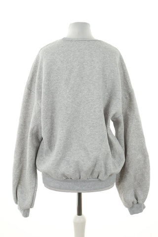 Grauer Pullover