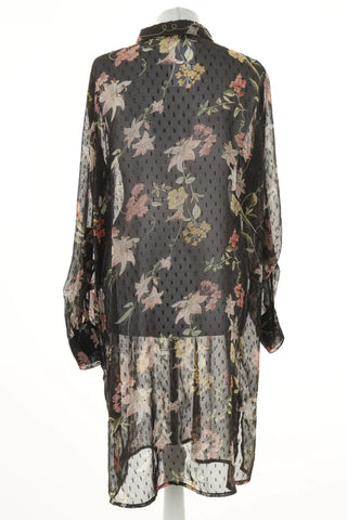 Schwarzes Kleid mit Blumen