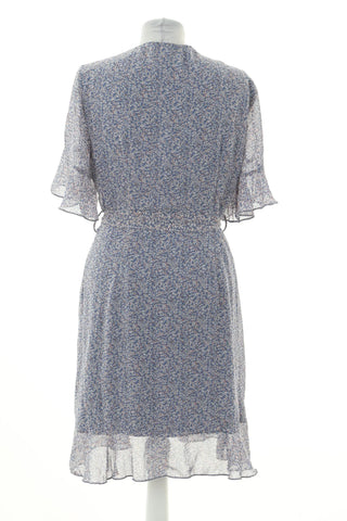 Blaues Kleid mit Blumenmuster