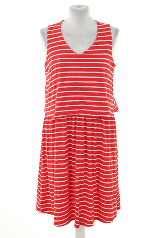 Rotes Kleid mit Streifen