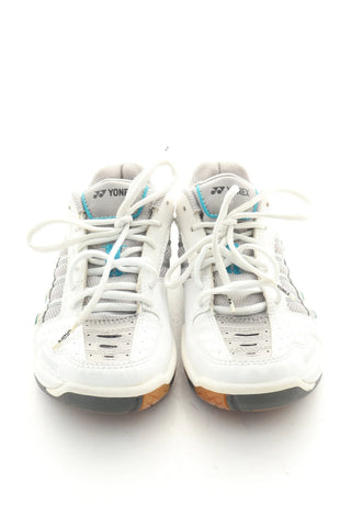 Weiß-graue Schuhe
