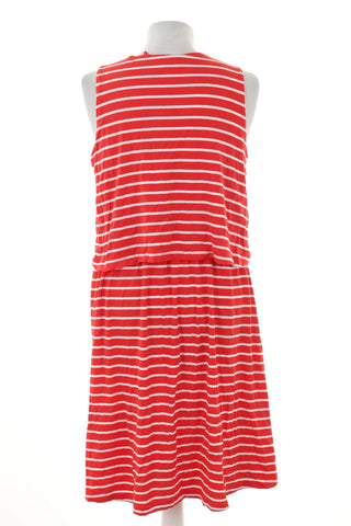 Rotes Kleid mit Streifen