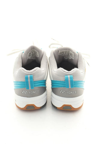 Weiß-graue Schuhe