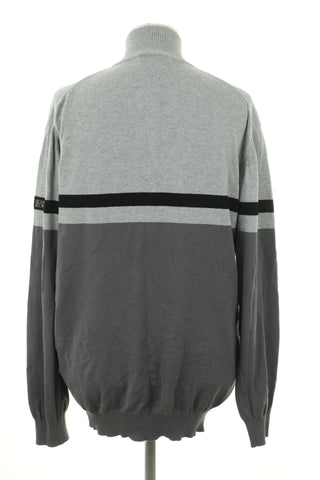 Grauer Pullover