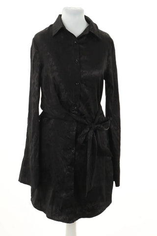 Schwarzes Kleid