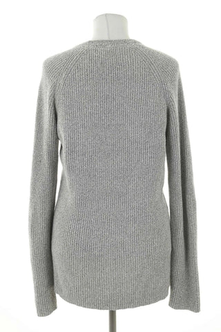 Grauer Pullover